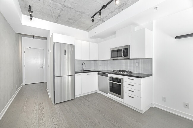 Building Photo - 39 Brant St