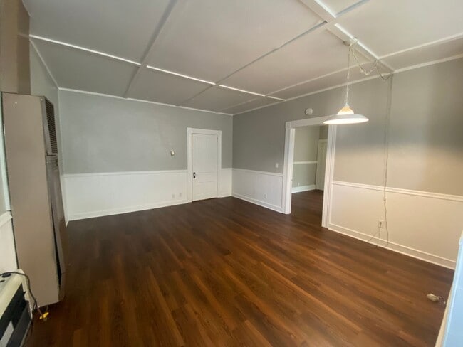 Building Photo - 405 River St