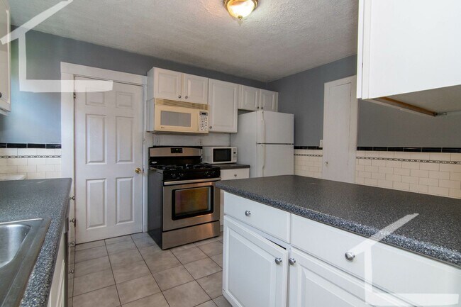 Foto del edificio - Steps from the T Stop. Large 2 Levels Unit...