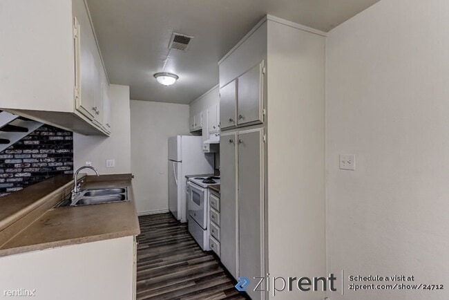 Building Photo - 2 br, 1 bath Townhome - 2108 Lemontree Way...
