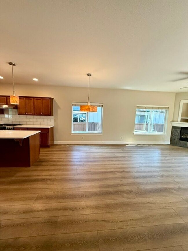 Foto del edificio - Spacious 2,232 Sq. Ft. 4 Bed, 3.5 Bath Home with Central A/C!