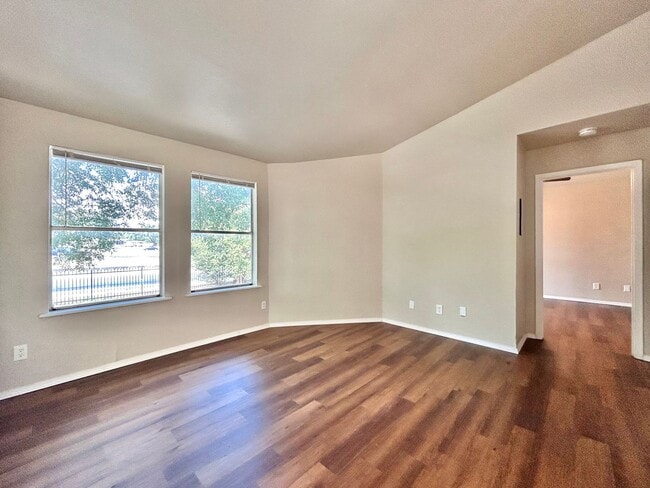 Foto del edificio - 7111 E Hwy 290