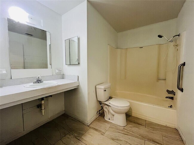 Foto del edificio - 214 N Chestnut Rd
