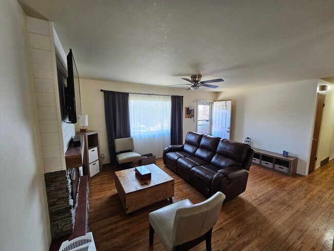 Foto del edificio - 4 Bed 2 Bath Home in 80909!