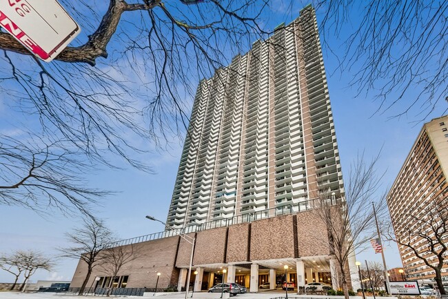 Building Photo - 6033 N Sheridan Rd