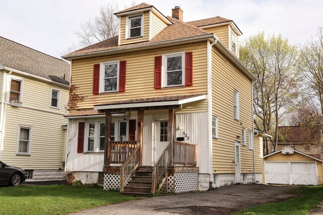 Foto del edificio - GREAT SINGLE FAMILY HOUSE . WAITING FOR YOU TO CALL HOME !!