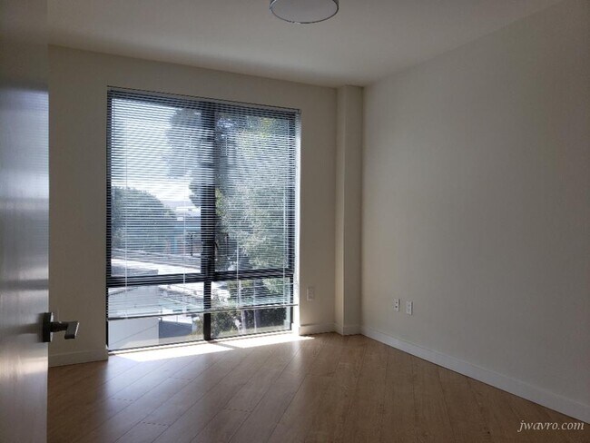 Building Photo - 520 9th St