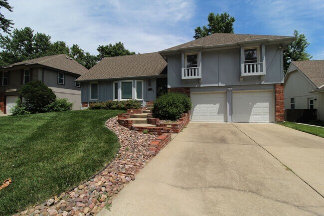 Building Photo - 4 Bedroom 2.5 Bath Home In Overland Park