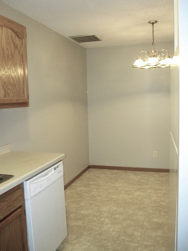 Building Photo - 626 W 8th St