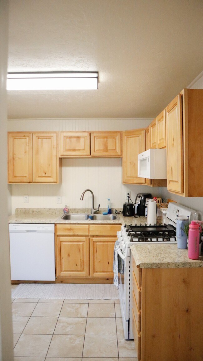 Building Photo - 230 S 600 E