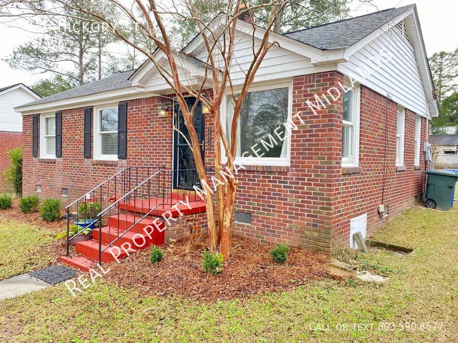 Foto principal - Charming 3-Bedroom Ranch Home Near Downtow...