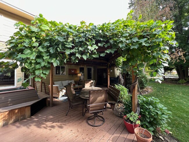Building Photo - Beautiful family home in great location! P...