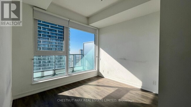 Photo du bâtiment - 898 Portage Pkwy