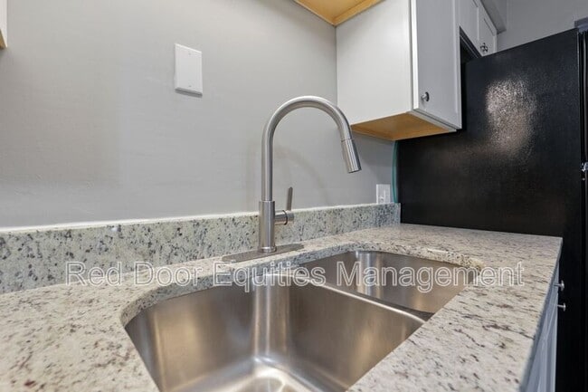 Building Photo - 123 Walnut St