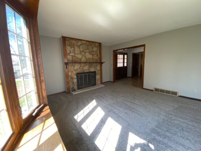 Building Photo - 5045 Medhurst Ave