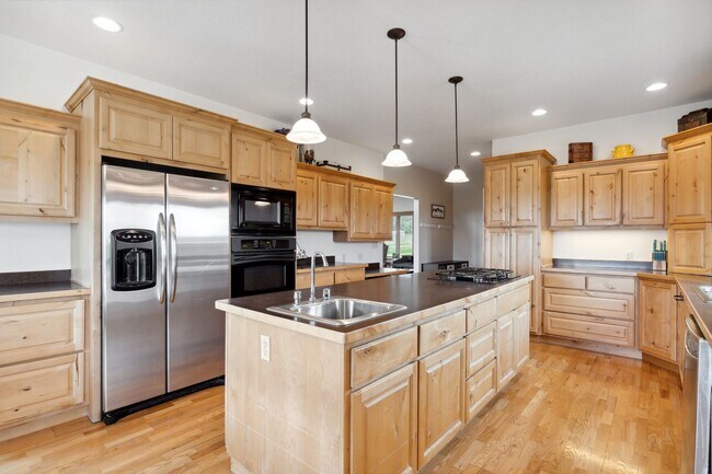 Foto del edificio - Available For Rent Mid October! 5-bedroom,...