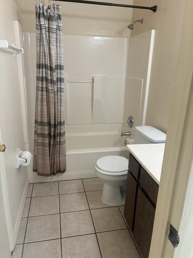 Building Photo - 2651 Kingswood Dr NE