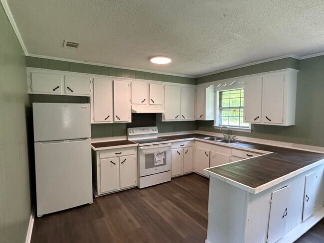 Building Photo - 3 bedroom 1.5 bath home available for rent