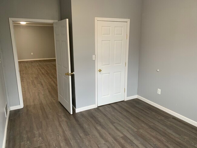 Building Photo - 1301 Roth Ave