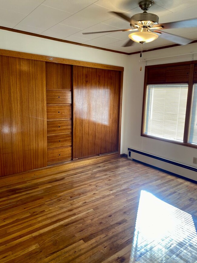 Building Photo - 2 bed 1 bath duplex. Less than 3 miles fro...