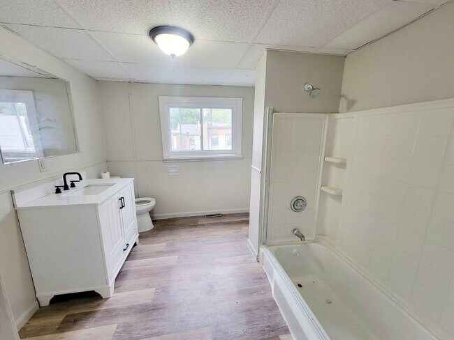 Bathroom - 428 E Norwegian St