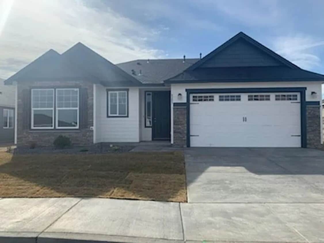 Foto principal - Charming 3-Bedroom, 2-Bath Home with Spaci...