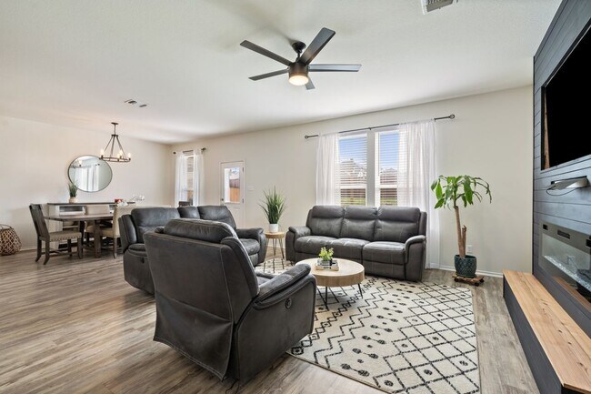 Foto del edificio - 328 Thornless Cir