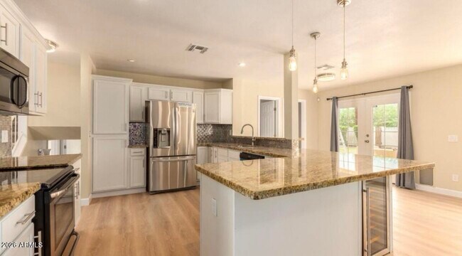 Building Photo - 919 E La Jolla Dr