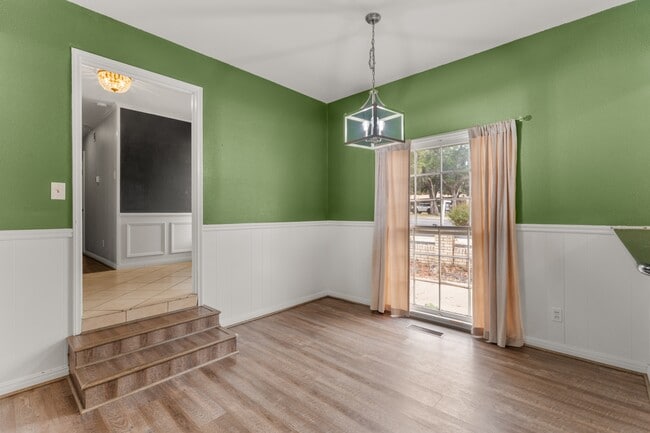 Foto del edificio - 2509 Wooded Acres Dr