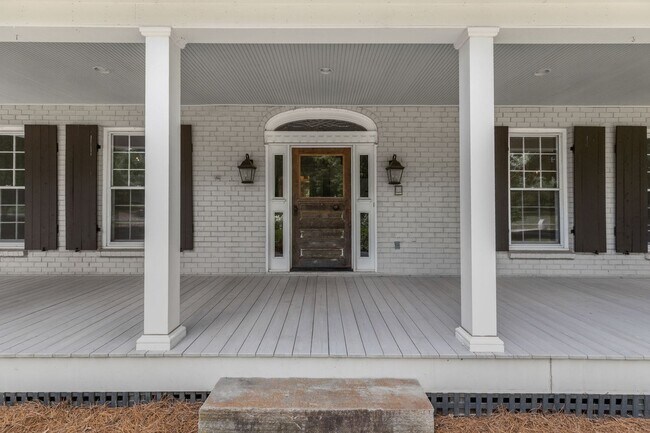 Building Photo - AVAILABLE NOW-- 4-Bed/5-Bath in the heart ...