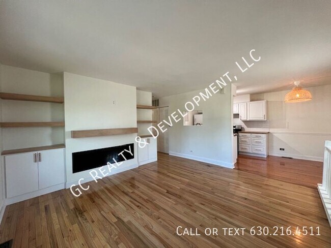 Building Photo - ***ELK GROVE VILLAGE / FULLY UPDATED / 3 B...
