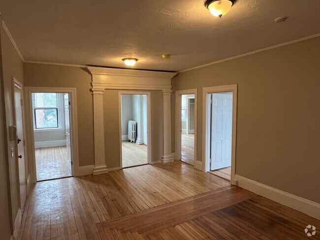 Building Photo - 10 Glenville Ave