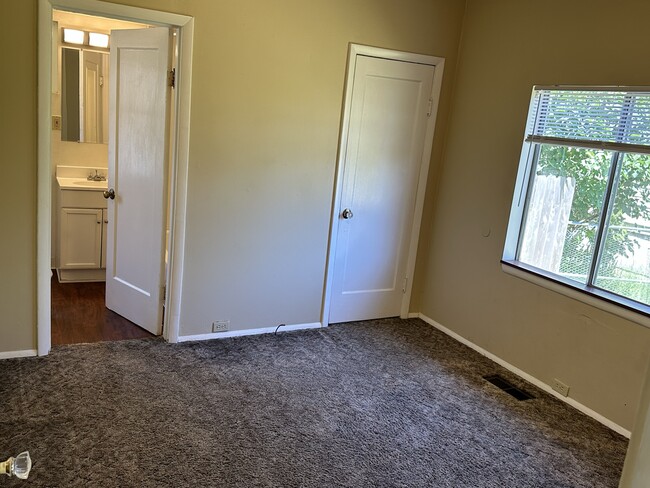 Master BDRM w Walk in Closet - 7187 N Fiske Ave