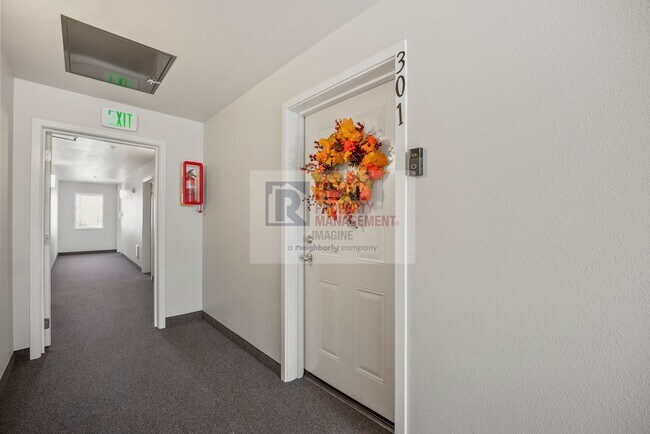 Foto del edificio - Check Out This Private Top-Floor 2-Bedroom, 2.0-Bath Condo in a Gated Community!