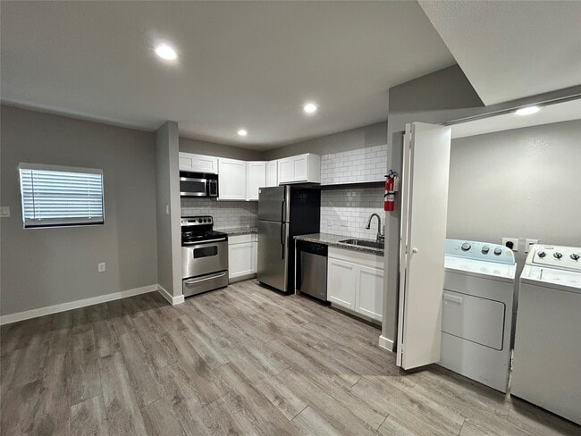 Building Photo - 2810 Beauchamp St