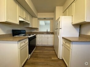 Building Photo - 710 Hemlock Square