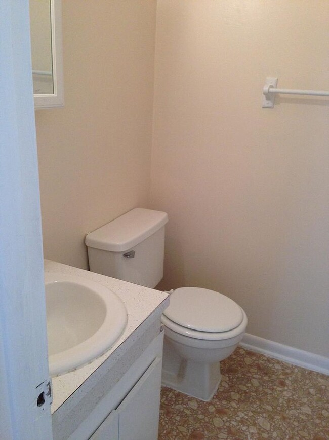 master bedroom bath - 4326 Eileen Ct