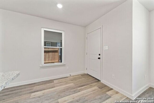 Building Photo - 3 Bedroom/2.5 Bath-E Houston SO to Hedgessa