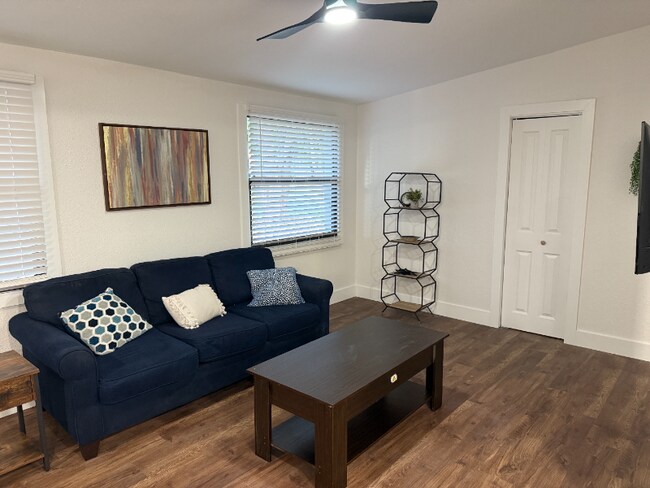 Foto del edificio - 3000 Karen Ave