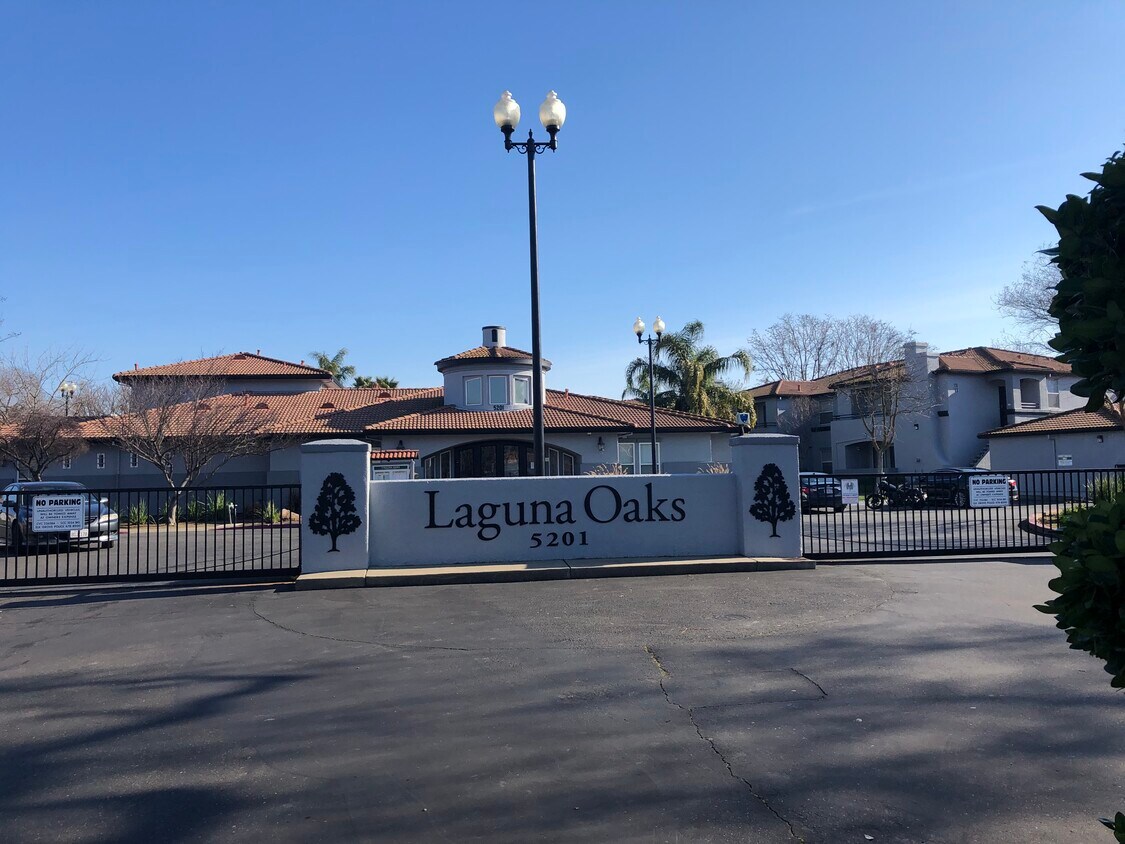 Primary Photo - 5201 Laguna Oaks Dr