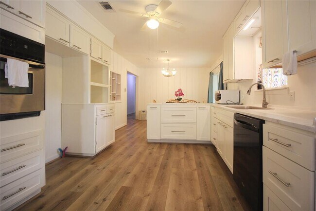 Building Photo - 9137 White Oak Dr