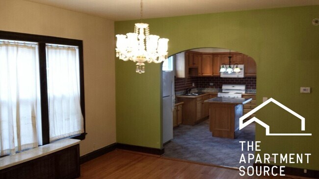 Building Photo - 6026 W Addison St