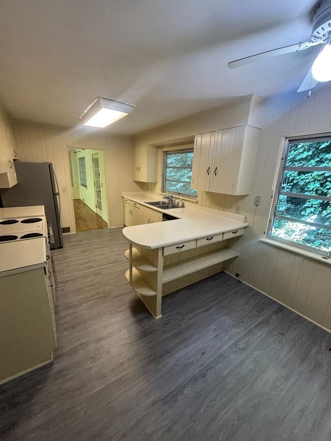 Building Photo - Great Single Family Home In The Heart of Tryon!