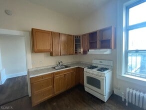 Building Photo - 153 Ellison St