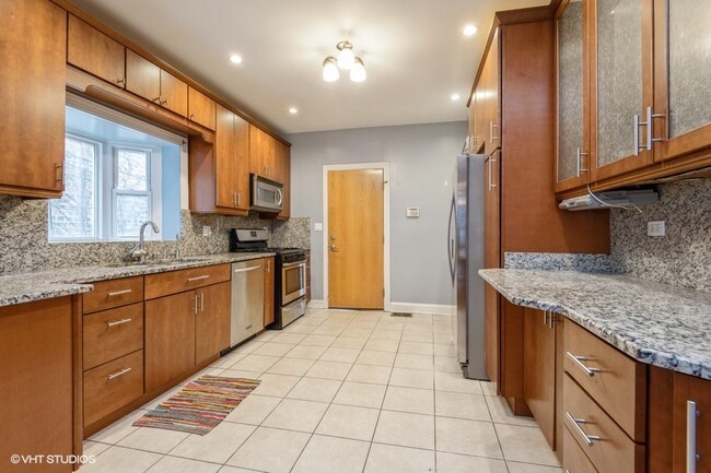 Building Photo - 5618 N Artesian Ave
