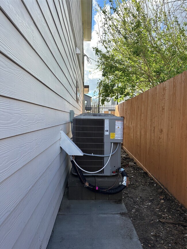 Foto del edificio - 8321 Coma St