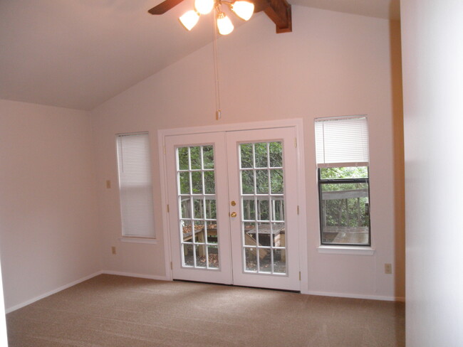 Building Photo - 6725 Lancret Hill Dr