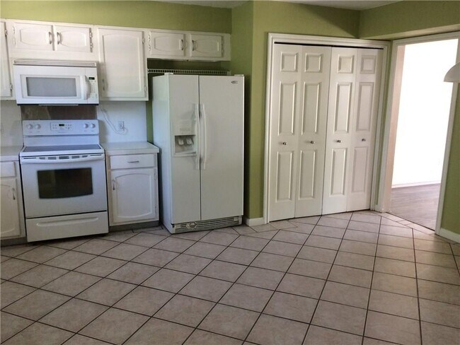Building Photo - 2102 Bronte Dr