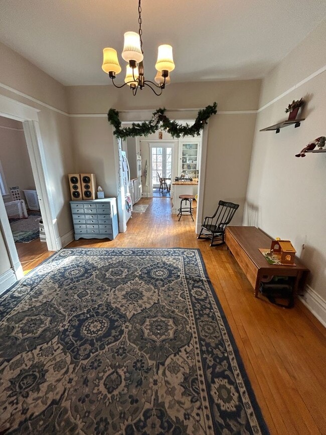 Building Photo - 424 E 10th St