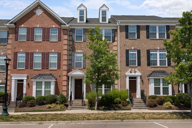 Foto del edificio - Stunning 3 Bedroom 2 Bathroom with 2 Addit...